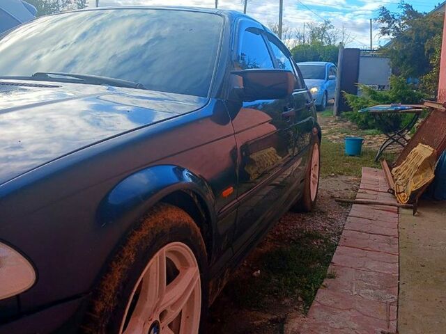 Черный БМВ 3 Серия, объемом двигателя 2 л и пробегом 330 тыс. км за 3500 $, фото 4 на Automoto.ua