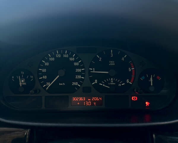 Чорний БМВ 3 Серія, об'ємом двигуна 2.93 л та пробігом 302 тис. км за 5500 $, фото 4 на Automoto.ua