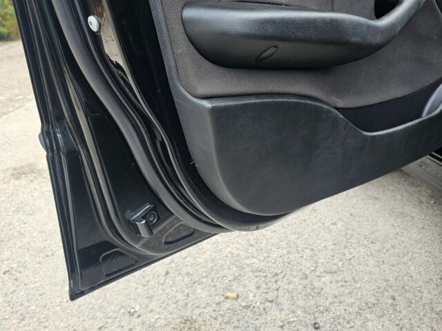 Черный БМВ 3 Серия, объемом двигателя 1.8 л и пробегом 270 тыс. км за 5000 $, фото 13 на Automoto.ua