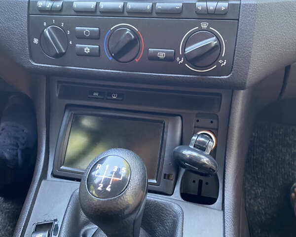 Чорний БМВ 3 Серія, об'ємом двигуна 1.8 л та пробігом 300 тис. км за 5500 $, фото 1 на Automoto.ua