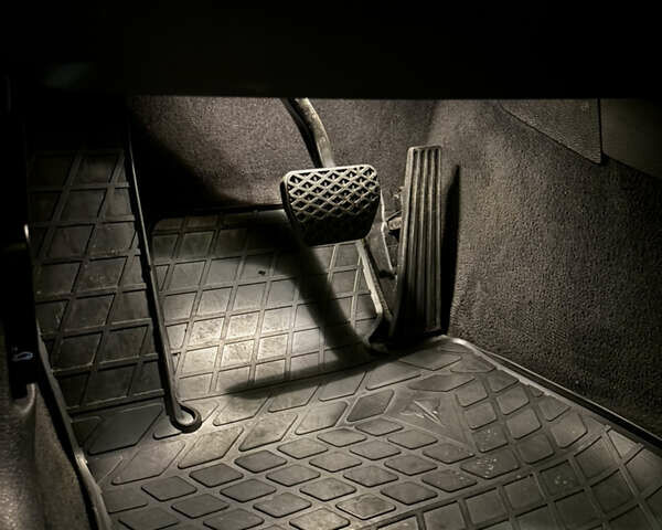 Чорний БМВ 3 Серія, об'ємом двигуна 2 л та пробігом 149 тис. км за 16100 $, фото 13 на Automoto.ua