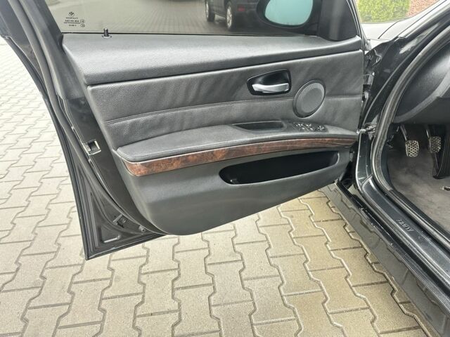 Черный БМВ 3 Серия, объемом двигателя 3 л и пробегом 300 тыс. км за 7500 $, фото 15 на Automoto.ua