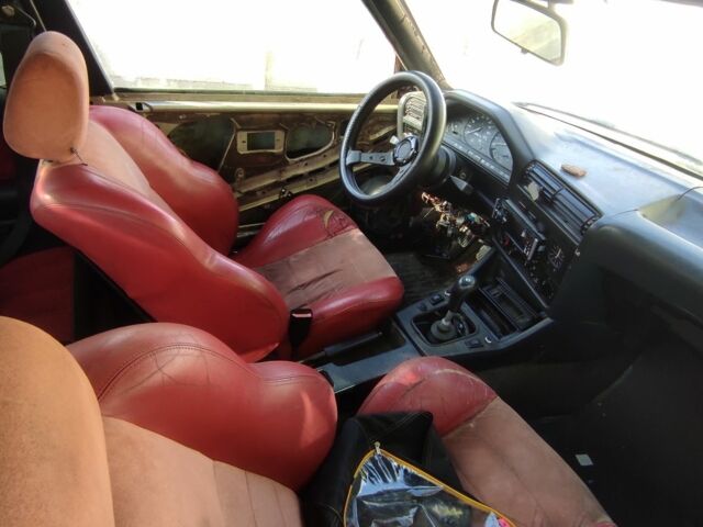 Червоний БМВ 3 Серія, об'ємом двигуна 2.5 л та пробігом 230 тис. км за 1000 $, фото 4 на Automoto.ua