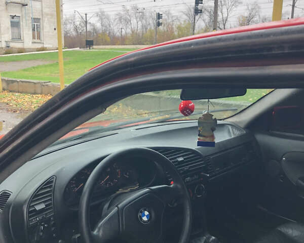 Красный БМВ 3 Серия, объемом двигателя 1.6 л и пробегом 777 тыс. км за 1900 $, фото 8 на Automoto.ua