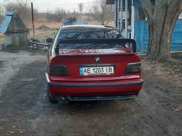 Красный БМВ 3 Серия, объемом двигателя 1.8 л и пробегом 380 тыс. км за 2502 $, фото 1 на Automoto.ua