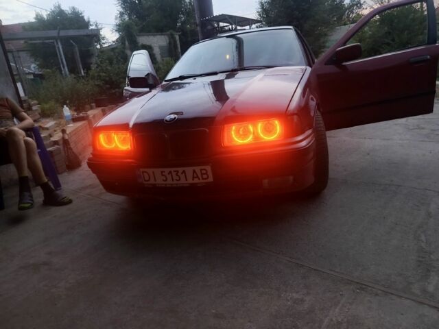 Червоний БМВ 3 Серія, об'ємом двигуна 1.6 л та пробігом 300 тис. км за 1421 $, фото 6 на Automoto.ua