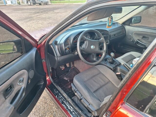 Красный БМВ 3 Серия, объемом двигателя 1.8 л и пробегом 380 тыс. км за 1700 $, фото 7 на Automoto.ua