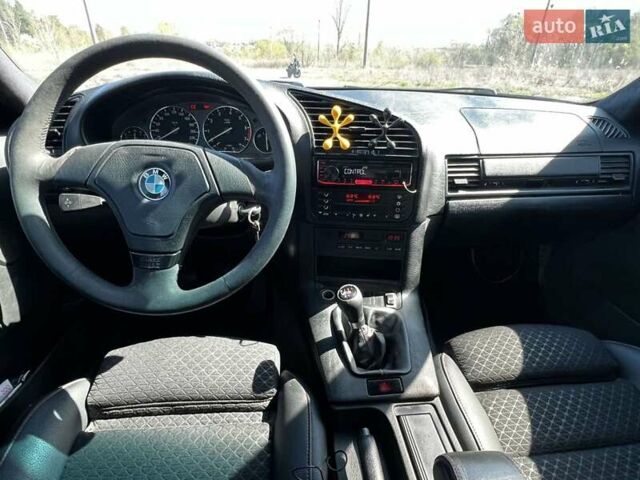 Червоний БМВ 3 Серія, об'ємом двигуна 2 л та пробігом 300 тис. км за 4600 $, фото 3 на Automoto.ua