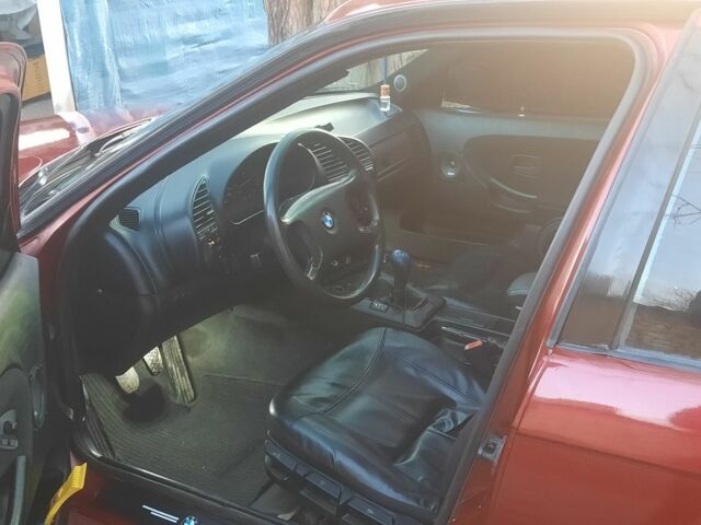 Красный БМВ 3 Серия, объемом двигателя 1.8 л и пробегом 380 тыс. км за 2502 $, фото 4 на Automoto.ua