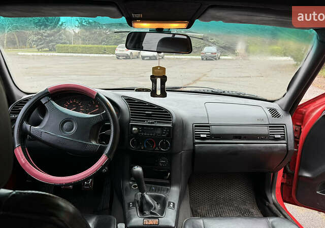 Красный БМВ 3 Серия, объемом двигателя 1.8 л и пробегом 366 тыс. км за 3800 $, фото 13 на Automoto.ua