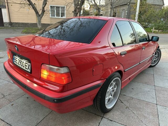 Красный БМВ 3 Серия, объемом двигателя 2 л и пробегом 200 тыс. км за 3600 $, фото 4 на Automoto.ua