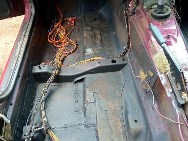 Красный БМВ 3 Серия, объемом двигателя 1.8 л и пробегом 0 тыс. км за 2000 $, фото 5 на Automoto.ua