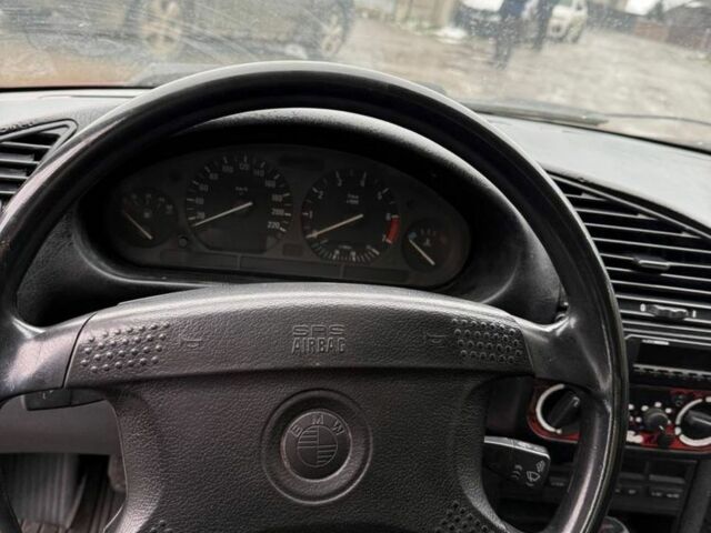 Красный БМВ 3 Серия, объемом двигателя 1.8 л и пробегом 500 тыс. км за 2250 $, фото 13 на Automoto.ua