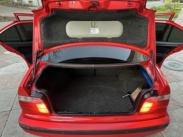 Красный БМВ 3 Серия, объемом двигателя 2 л и пробегом 200 тыс. км за 3600 $, фото 23 на Automoto.ua