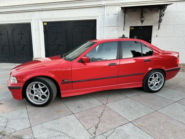 Красный БМВ 3 Серия, объемом двигателя 2 л и пробегом 200 тыс. км за 3600 $, фото 1 на Automoto.ua