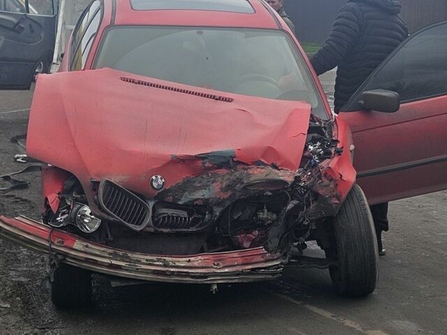 Красный БМВ 3 Серия, объемом двигателя 1.8 л и пробегом 400 тыс. км за 953 $, фото 14 на Automoto.ua