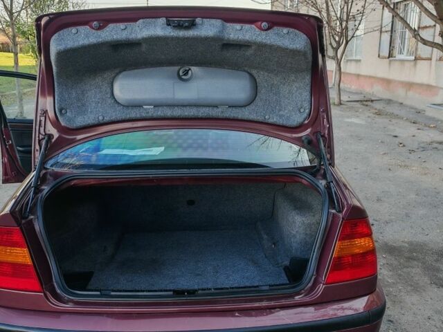 Красный БМВ 3 Серия, объемом двигателя 1.8 л и пробегом 245 тыс. км за 4999 $, фото 6 на Automoto.ua