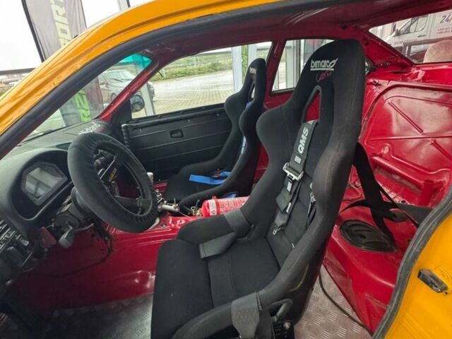 Желтый БМВ 3 Серия, объемом двигателя 4 л и пробегом 100 тыс. км за 18000 $, фото 2 на Automoto.ua