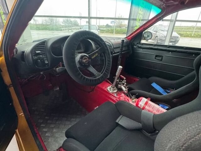 Желтый БМВ 3 Серия, объемом двигателя 4 л и пробегом 100 тыс. км за 18000 $, фото 5 на Automoto.ua