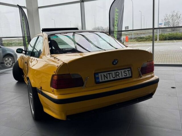 Желтый БМВ 3 Серия, объемом двигателя 4 л и пробегом 100 тыс. км за 18000 $, фото 3 на Automoto.ua