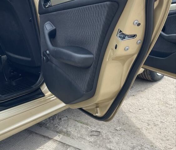 Желтый БМВ 3 Серия, объемом двигателя 1.9 л и пробегом 293 тыс. км за 4999 $, фото 13 на Automoto.ua