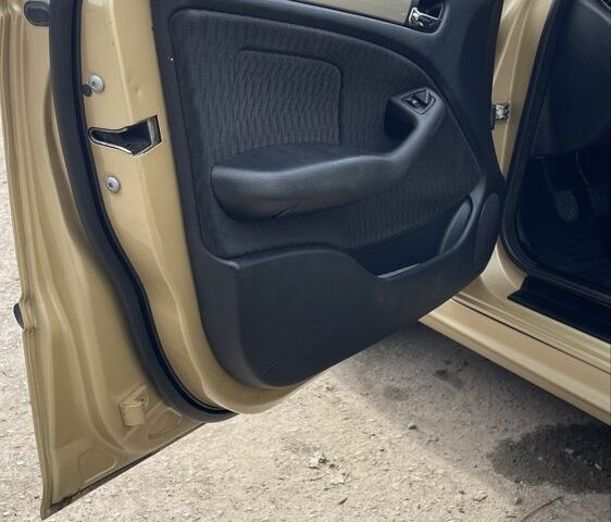 Желтый БМВ 3 Серия, объемом двигателя 1.9 л и пробегом 293 тыс. км за 4999 $, фото 10 на Automoto.ua