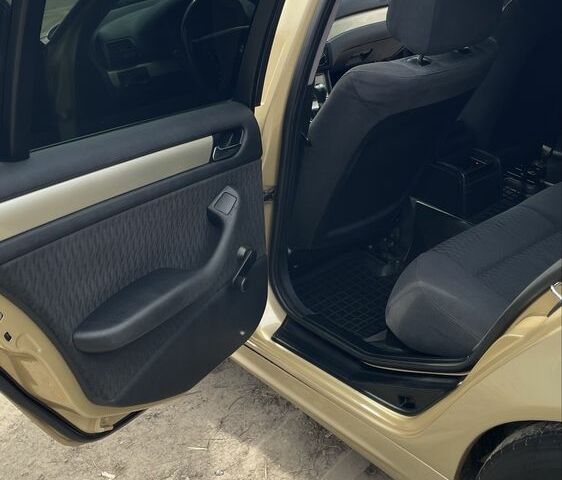 Желтый БМВ 3 Серия, объемом двигателя 1.9 л и пробегом 293 тыс. км за 4999 $, фото 16 на Automoto.ua