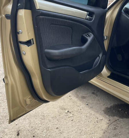 Желтый БМВ 3 Серия, объемом двигателя 1.9 л и пробегом 286 тыс. км за 4999 $, фото 18 на Automoto.ua