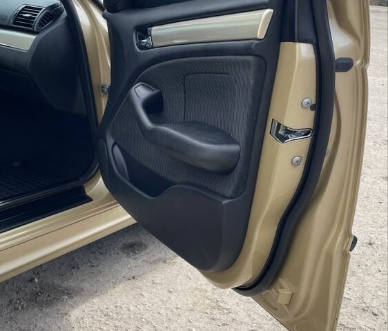 Желтый БМВ 3 Серия, объемом двигателя 1.9 л и пробегом 293 тыс. км за 4999 $, фото 12 на Automoto.ua