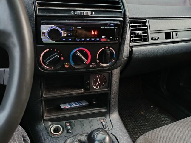 Серый БМВ 3 Серия, объемом двигателя 1.8 л и пробегом 300 тыс. км за 2200 $, фото 6 на Automoto.ua