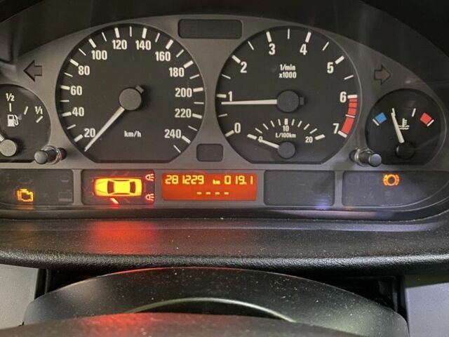 Серый БМВ 3 Серия, объемом двигателя 1.8 л и пробегом 220 тыс. км за 2500 $, фото 1 на Automoto.ua