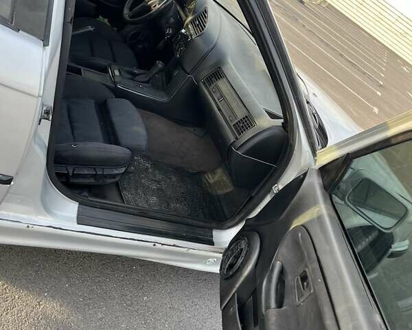 Серый БМВ 3 Серия, объемом двигателя 1.99 л и пробегом 380 тыс. км за 2600 $, фото 6 на Automoto.ua