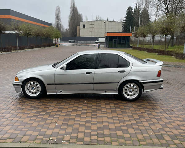 Сірий БМВ 3 Серія, об'ємом двигуна 1.8 л та пробігом 370 тис. км за 1700 $, фото 6 на Automoto.ua