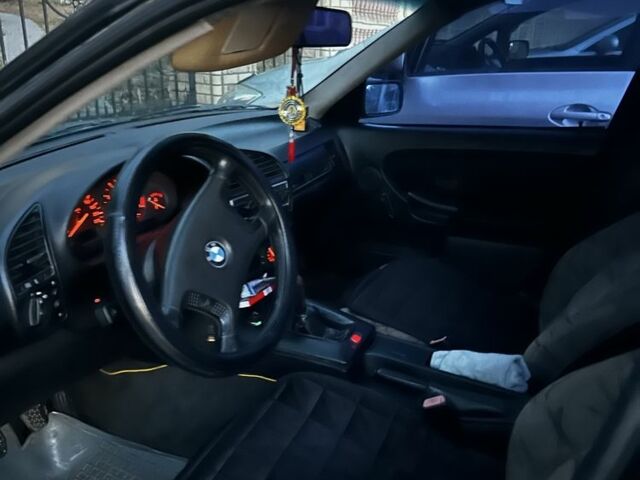 Серый БМВ 3 Серия, объемом двигателя 1.8 л и пробегом 300 тыс. км за 2100 $, фото 5 на Automoto.ua