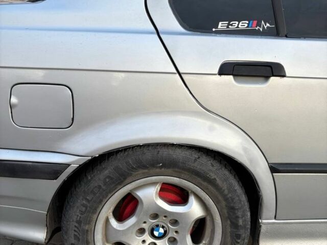 Серый БМВ 3 Серия, объемом двигателя 1.8 л и пробегом 300 тыс. км за 2700 $, фото 9 на Automoto.ua