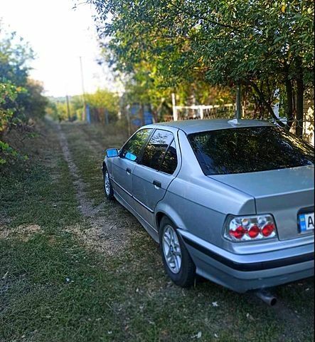 Сірий БМВ 3 Серія, об'ємом двигуна 1.8 л та пробігом 460 тис. км за 3000 $, фото 5 на Automoto.ua