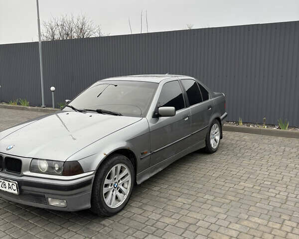 Серый БМВ 3 Серия, объемом двигателя 2 л и пробегом 360 тыс. км за 2800 $, фото 1 на Automoto.ua