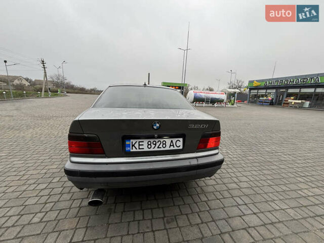 Серый БМВ 3 Серия, объемом двигателя 2 л и пробегом 360 тыс. км за 2800 $, фото 3 на Automoto.ua