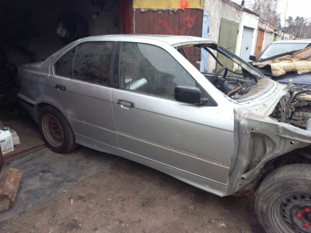 Серый БМВ 3 Серия, объемом двигателя 0 л и пробегом 777 тыс. км за 850 $, фото 4 на Automoto.ua