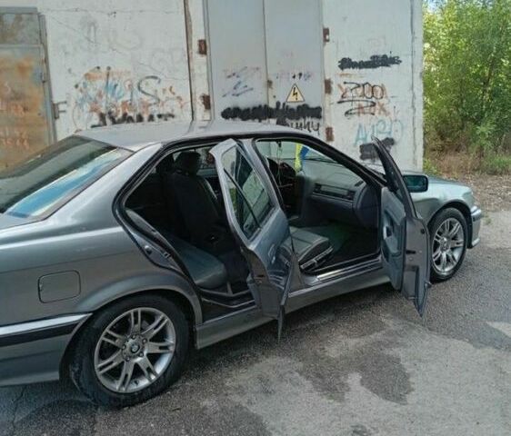 Серый БМВ 3 Серия, объемом двигателя 2.5 л и пробегом 320 тыс. км за 3000 $, фото 2 на Automoto.ua