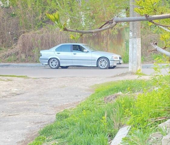 Серый БМВ 3 Серия, объемом двигателя 2 л и пробегом 400 тыс. км за 3800 $, фото 8 на Automoto.ua