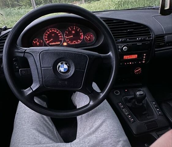 Серый БМВ 3 Серия, объемом двигателя 2 л и пробегом 400 тыс. км за 3800 $, фото 10 на Automoto.ua