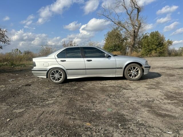 Серый БМВ 3 Серия, объемом двигателя 2 л и пробегом 400 тыс. км за 3800 $, фото 4 на Automoto.ua