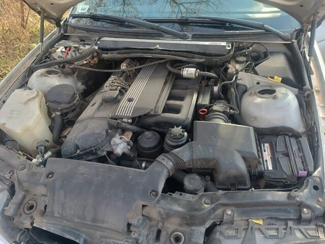 Серый БМВ 3 Серия, объемом двигателя 2 л и пробегом 300 тыс. км за 2834 $, фото 2 на Automoto.ua