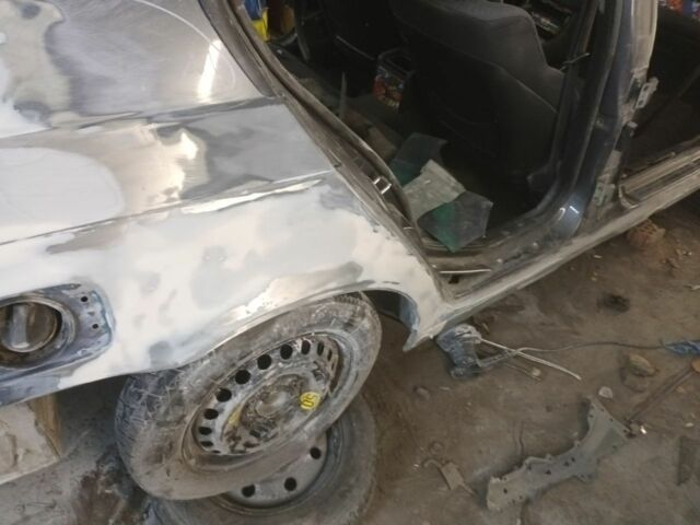 Серый БМВ 3 Серия, объемом двигателя 2 л и пробегом 234 тыс. км за 3400 $, фото 5 на Automoto.ua