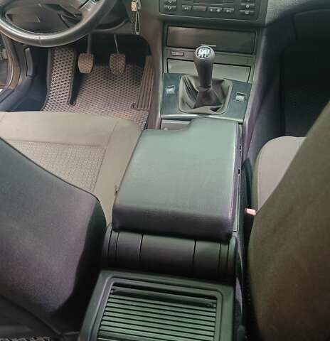 Серый БМВ 3 Серия, объемом двигателя 2 л и пробегом 287 тыс. км за 5200 $, фото 19 на Automoto.ua