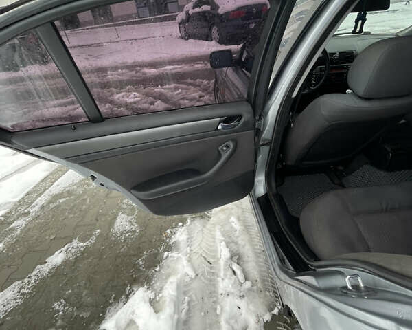 Серый БМВ 3 Серия, объемом двигателя 1.8 л и пробегом 284 тыс. км за 3999 $, фото 7 на Automoto.ua