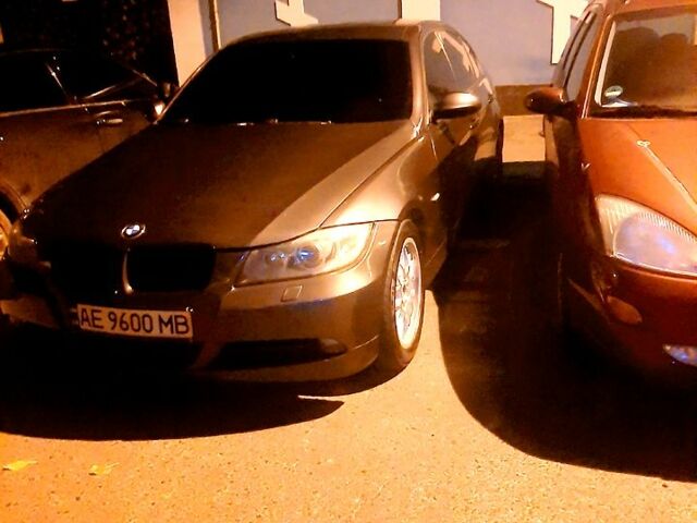 Серый БМВ 3 Серия, объемом двигателя 2 л и пробегом 300 тыс. км за 6600 $, фото 3 на Automoto.ua