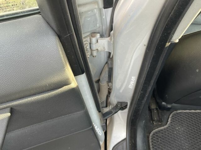 Серый БМВ 3 Серия, объемом двигателя 2 л и пробегом 216 тыс. км за 5800 $, фото 7 на Automoto.ua