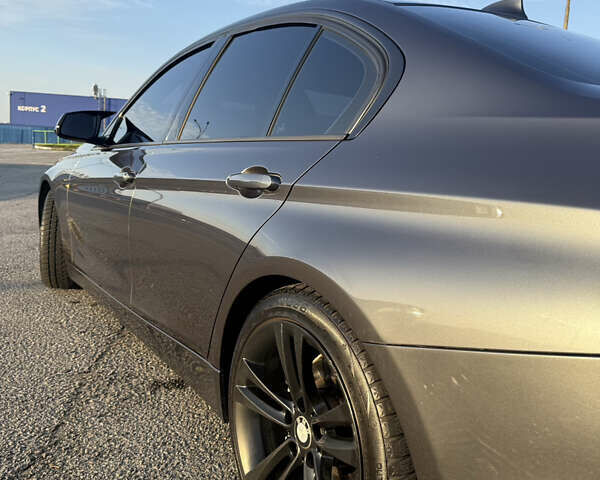 Серый БМВ 3 Серия, объемом двигателя 2 л и пробегом 140 тыс. км за 14000 $, фото 16 на Automoto.ua